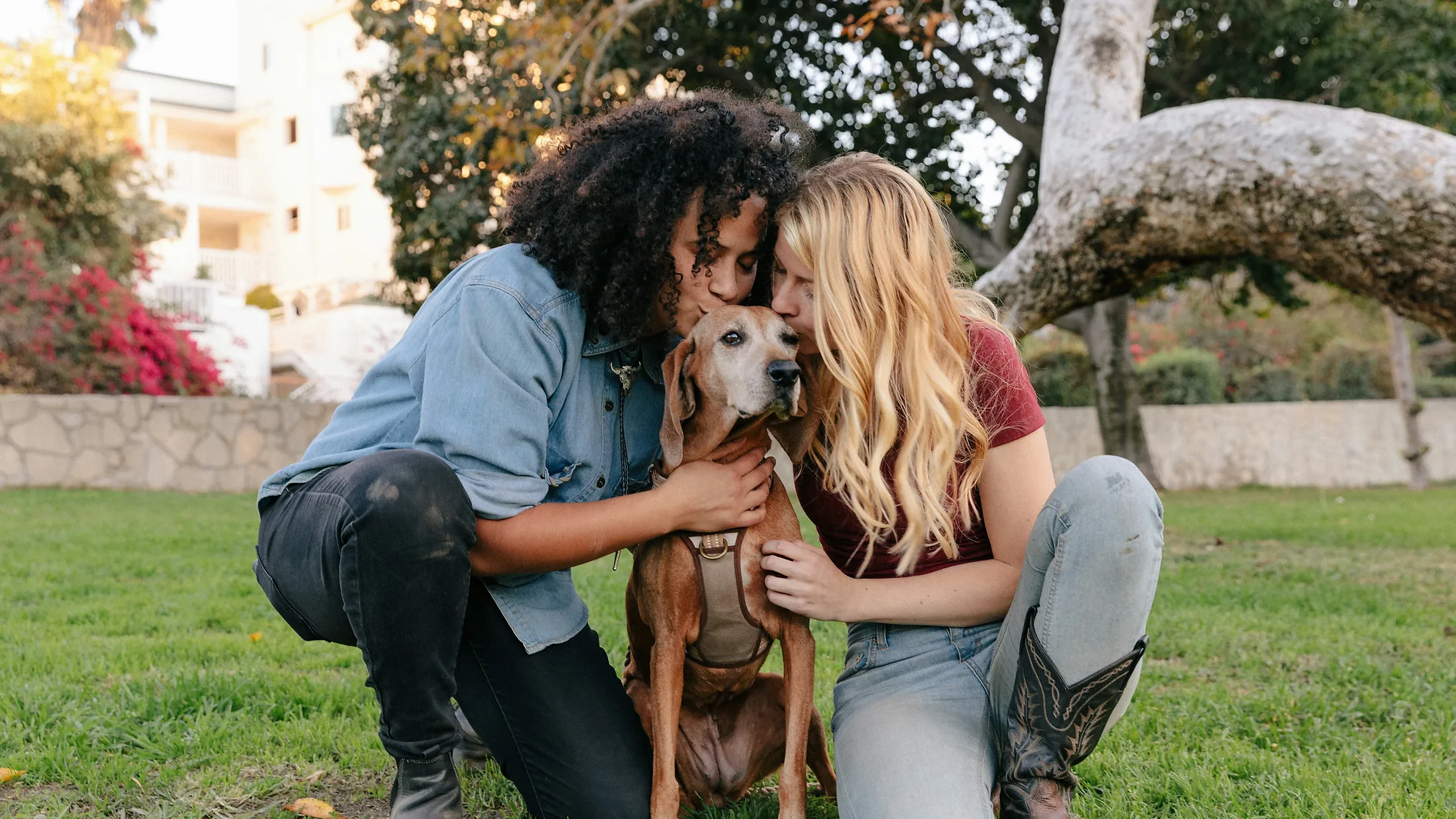 Familia junto a su mascota